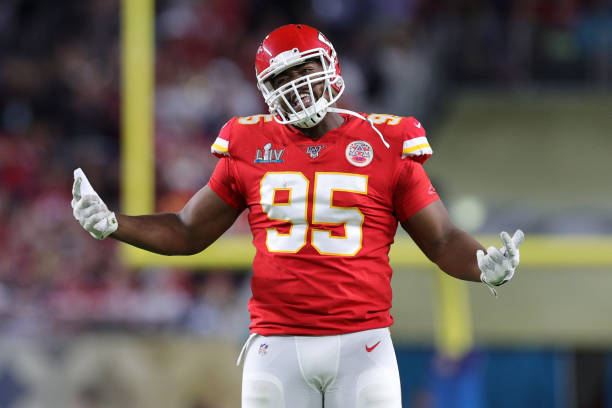 Holdout Chris Jones attends Chiefs game, watches from suite