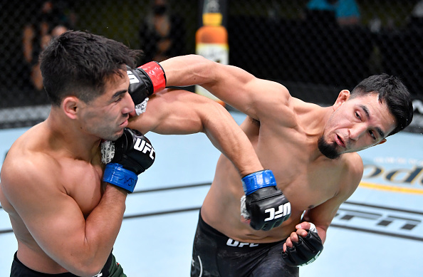 Adrian Yanez knocking out Gustavo Lopez.