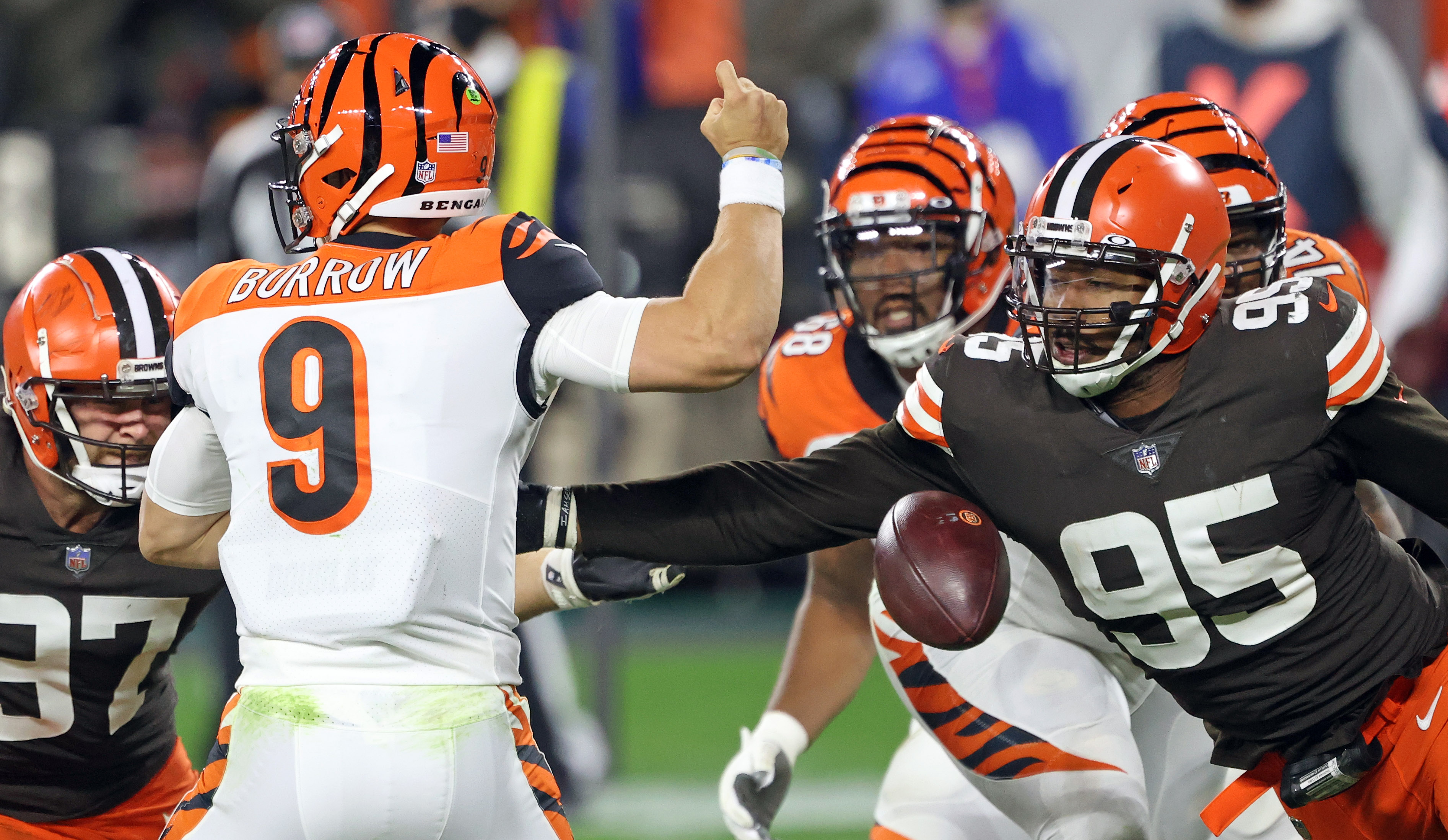 Reports: Browns restructure Joel Bitonio, Myles Garrett contracts