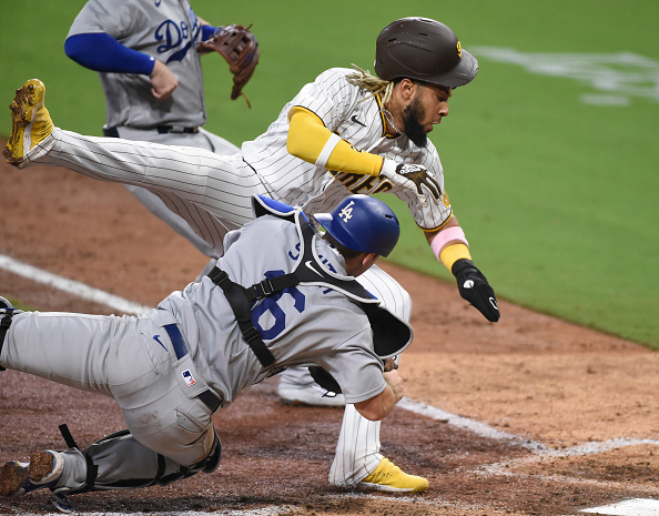 Hosmer delivers late for Padres in 5-2 win over Dodgers