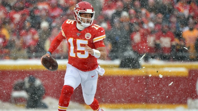 Patrick Mahomes scanning the field