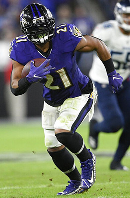 Ravens running back Mark Ingram carrying football