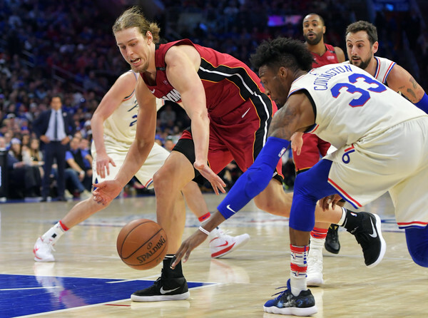 Kelly Olynyk and Robert Covington going for a lose ball