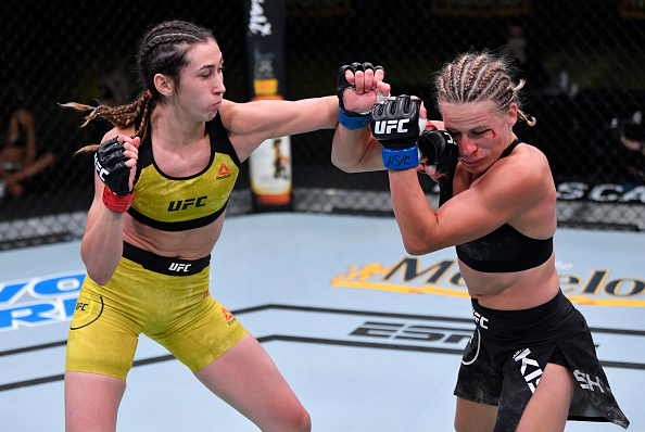 Sabina Mazo punching Justine Kish