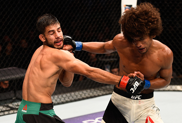 Yair Rodriguez and Alex Caceres exchanging punches.
