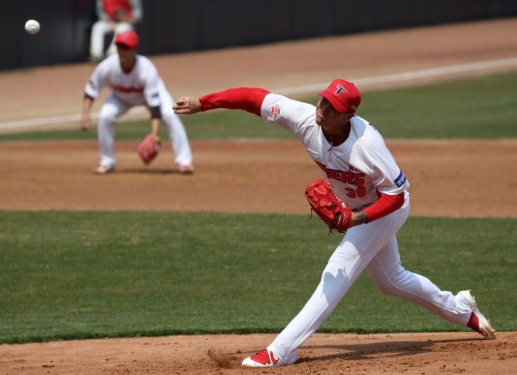 aaron brooks pitching for the tigers in the kbo.