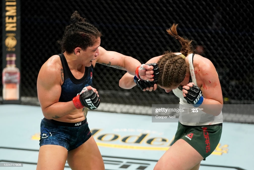 Sijara Eubanks punching Sarah Moras. Eubanks vs Avila