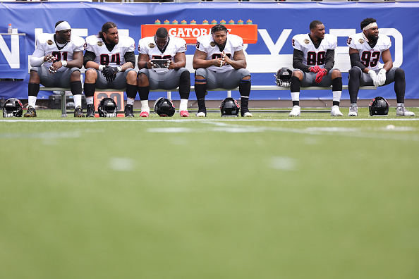 Quarterback Kyle Lauletta of the New Jersey Generals passes during News  Photo - Getty Images