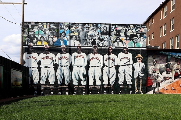 Royals salute the Negro Leagues with 'Dressed to the Nines Day at the K