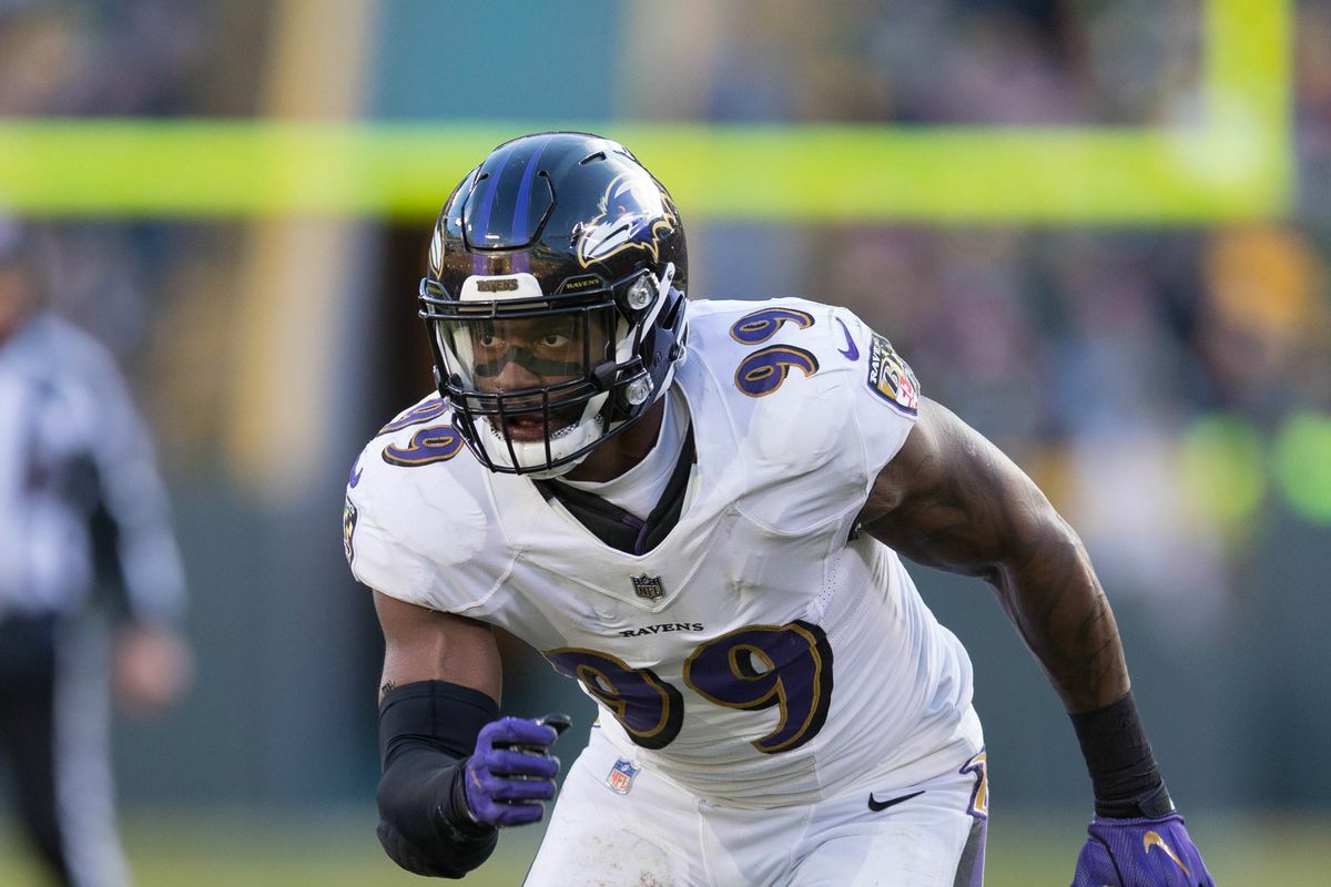 Baltimore Ravens linebacker Peter Boulware on the field during a game  News Photo - Getty Images